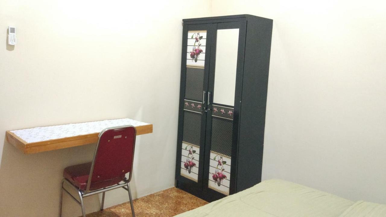 Reddoorz Syariah @ Sakinah Guesthouse Sragen Exterior photo